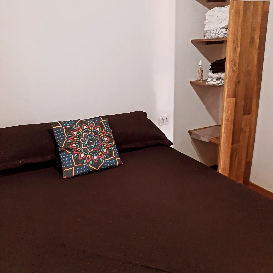 Detalhe do quarto em madeira