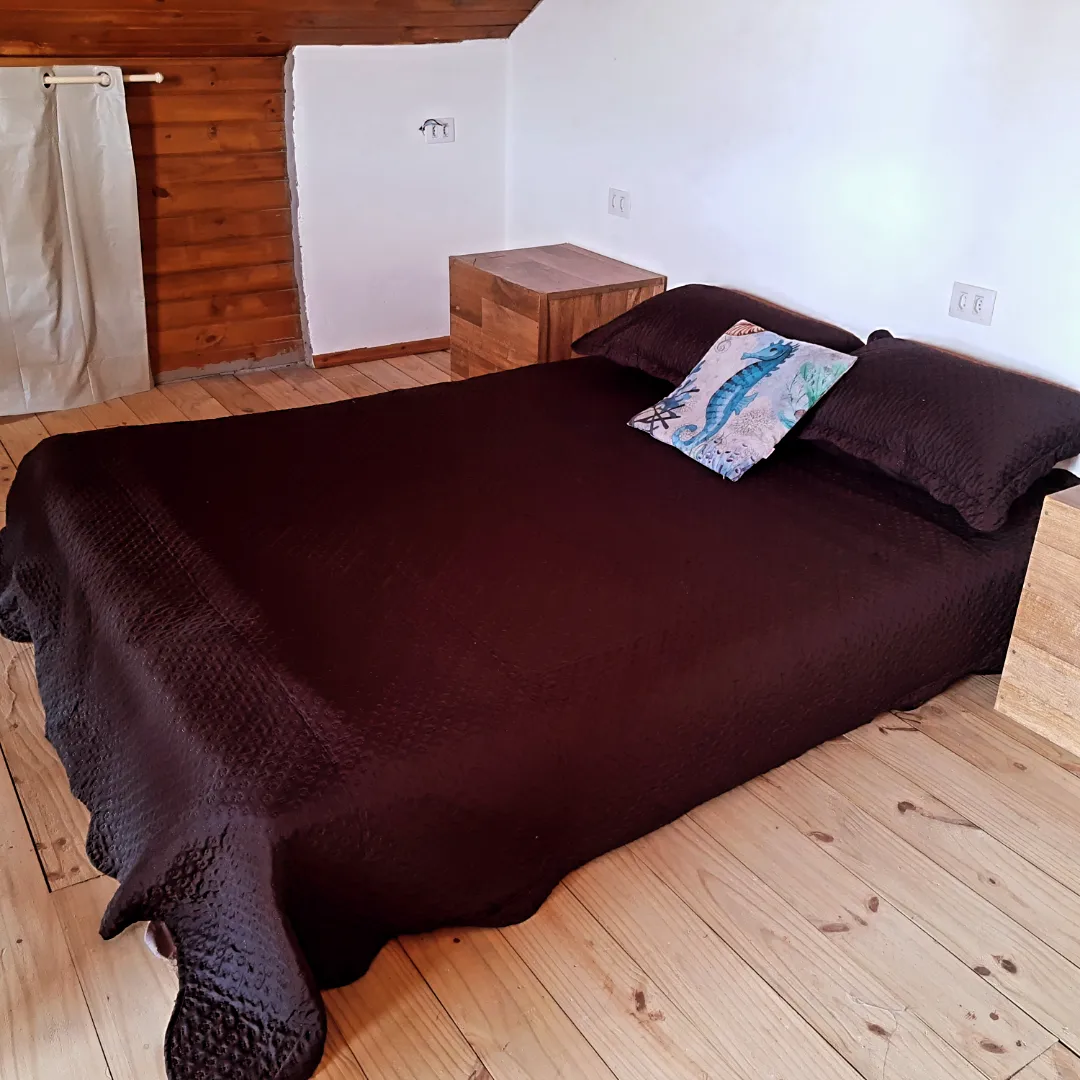 Cama confortável com roupa de cama branca